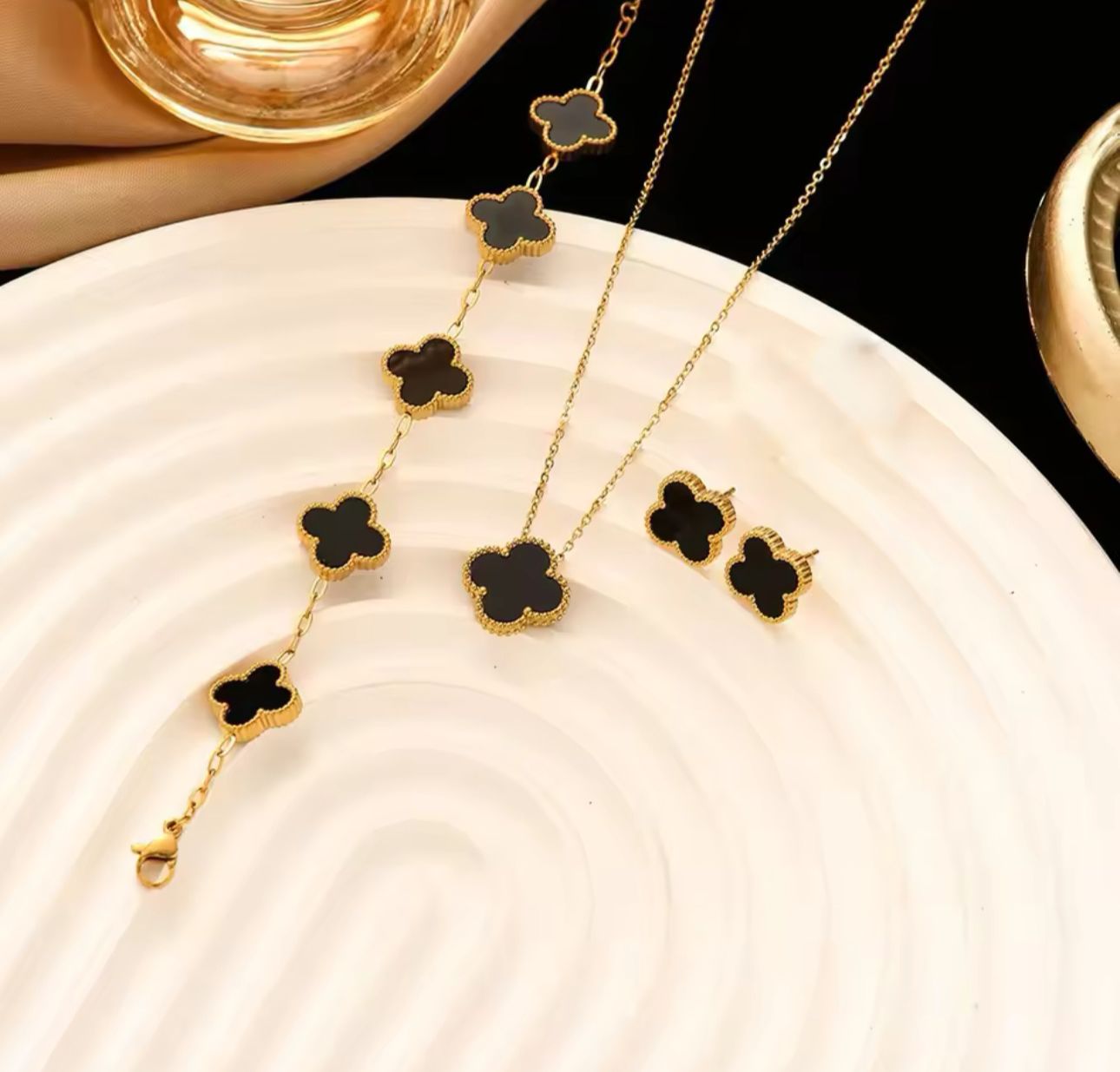 Juego vc aretes collar y brazalete negro y dorado