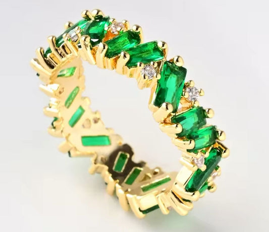 anillo dorado churumbela con piedra verde