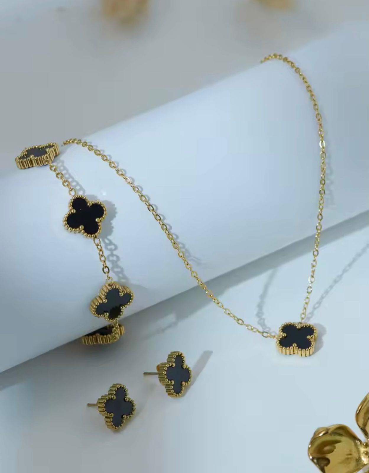 Juego vc aretes collar y brazalete negro y dorado